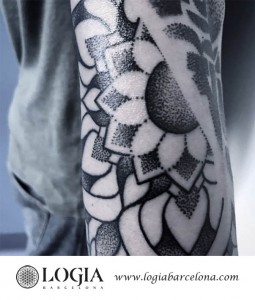 tatuaje-codo-mandala-Logia-Barcelona-Dasly